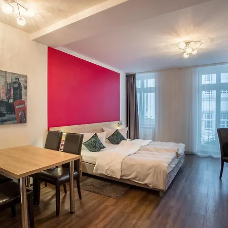 מלון Bayrischer Hof 3*