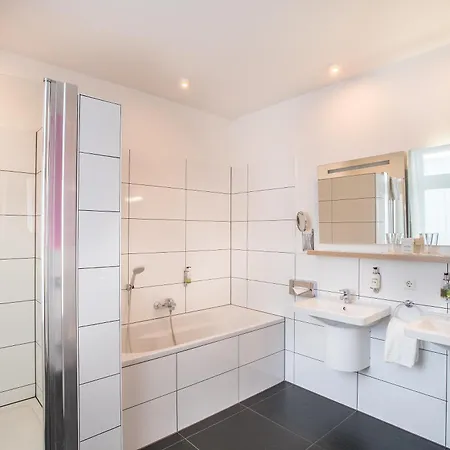 מלון Bayrischer Hof 3*