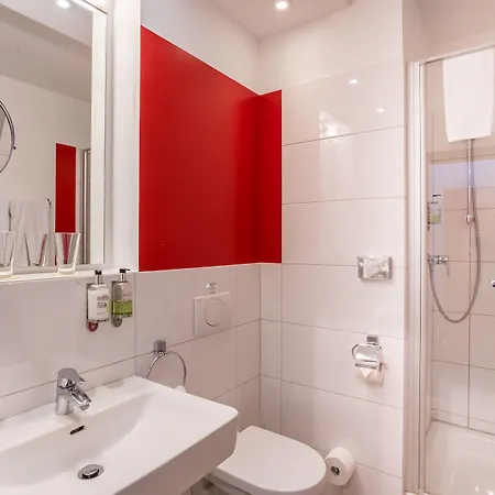 מלון Bayrischer Hof 3*