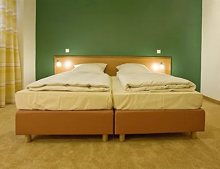 מלון Bayrischer Hof 3*