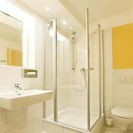 מלון Bayrischer Hof 3*